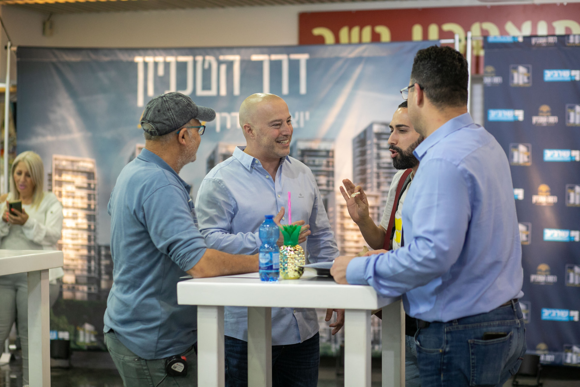 שיחות עם דיירים בעמדת הפרויקט