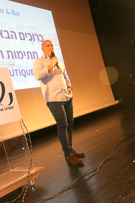אודי רז מציג לדיירים בכנס